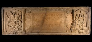 De Bridgeness Plaat, detail van een zandstenen afstandsplaat, symboliseert de Romeinse verovering, uit Bridgeness, West Lothian, ca. 142 n.Chr. door Roman
